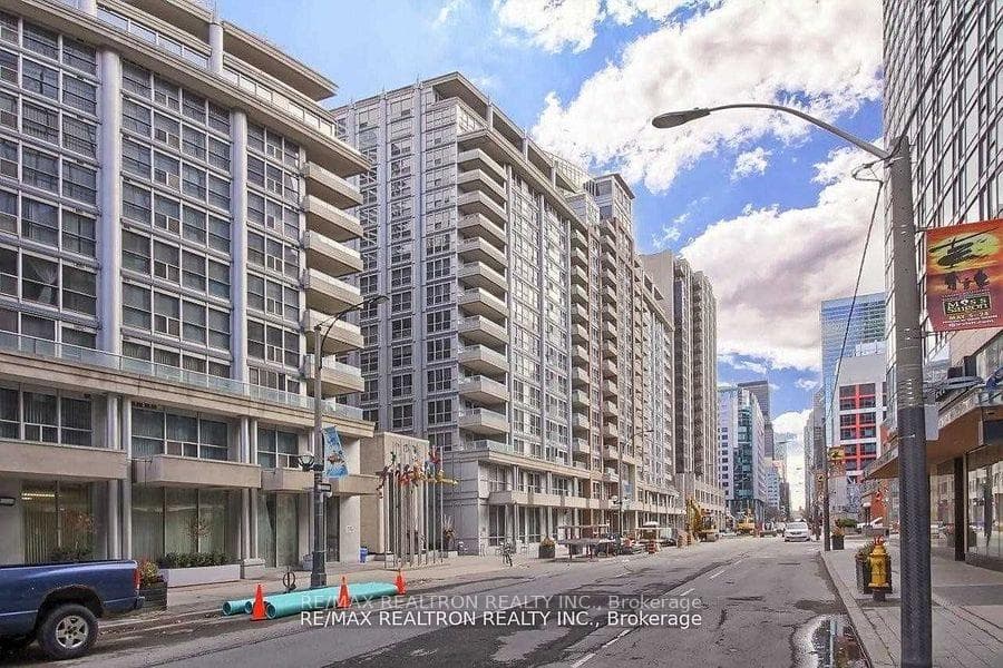 270 Wellington Street Unit 422, Downtown Toronto / Waterfront, ON M5V 3P5 - Photo 1