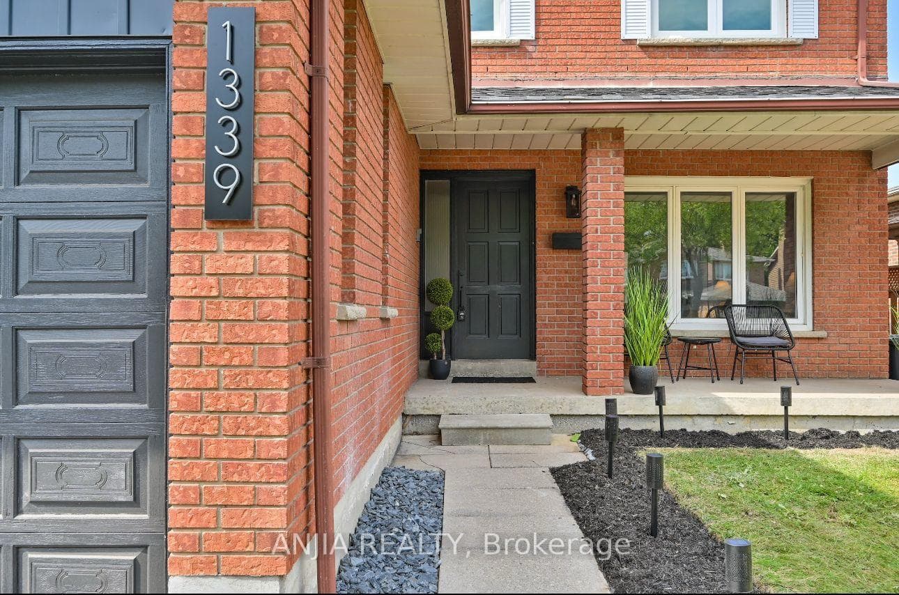 1339 Willowbank Trail, Mississauga, ON L4W 3P9 - Photo 1