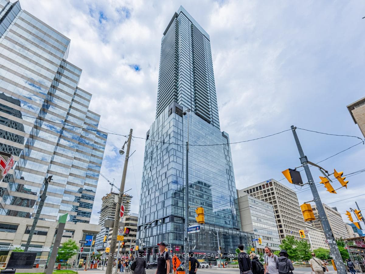 488 University Avenue Unit 5202, Downtown Toronto / Waterfront, ON M5G 0C1 - Photo 1