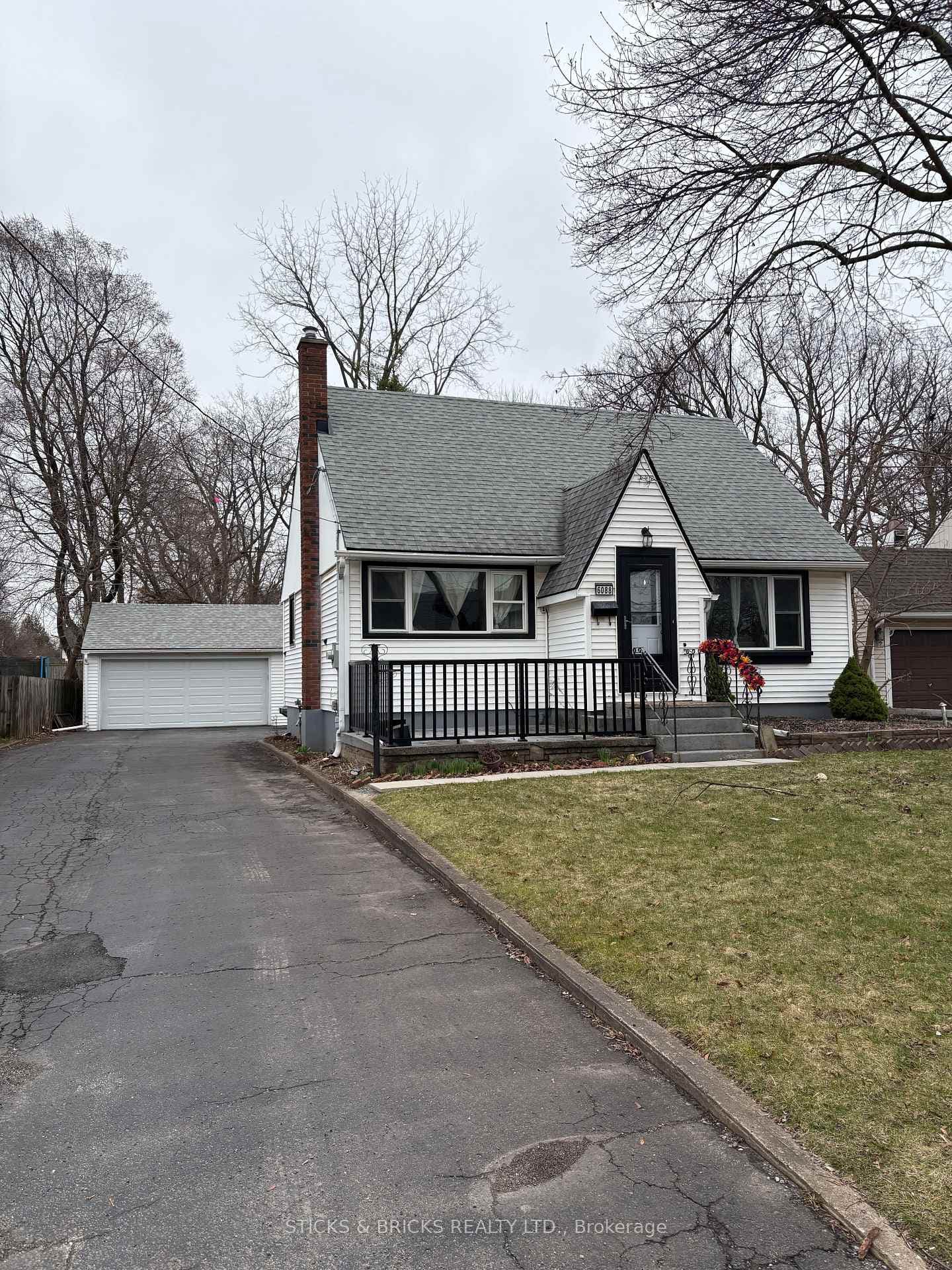 6088 Dorchester Road, Niagara Falls