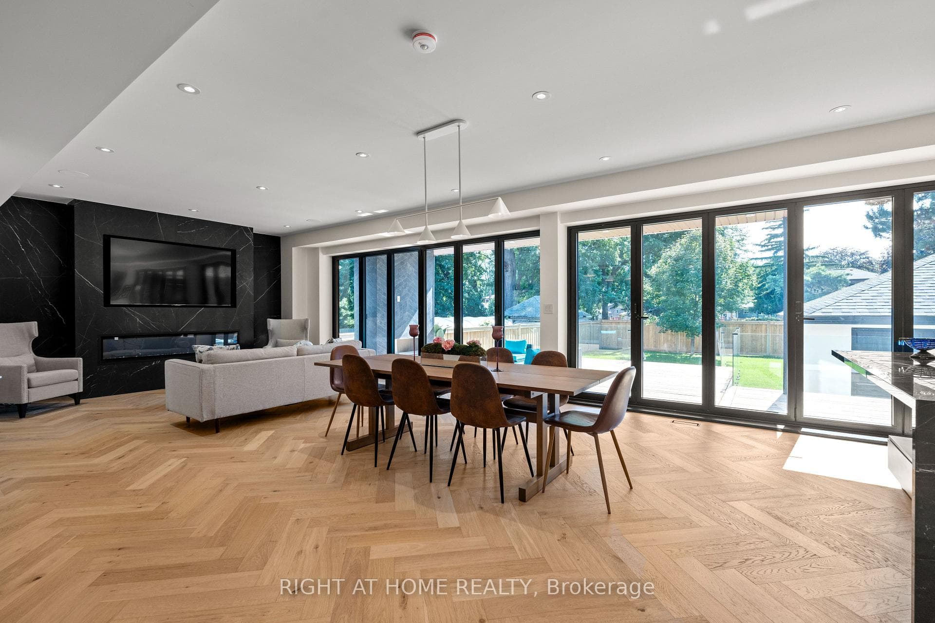 1560 Asgard Drive, Mississauga, ON L5E 2B9 - Photo 1