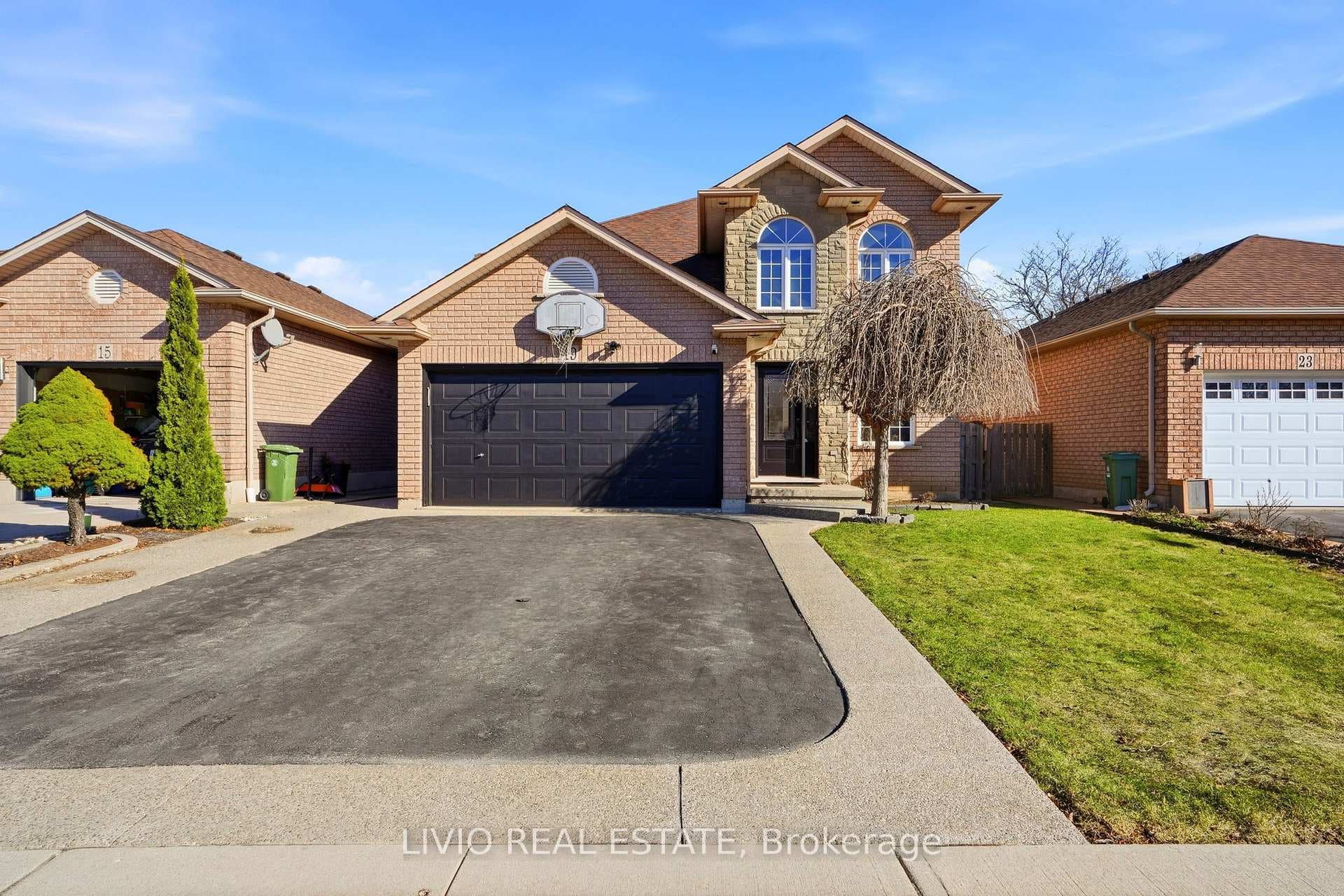 19 KONSTANTINE Court, Hamilton, ON L9B 2T3 - Photo 1