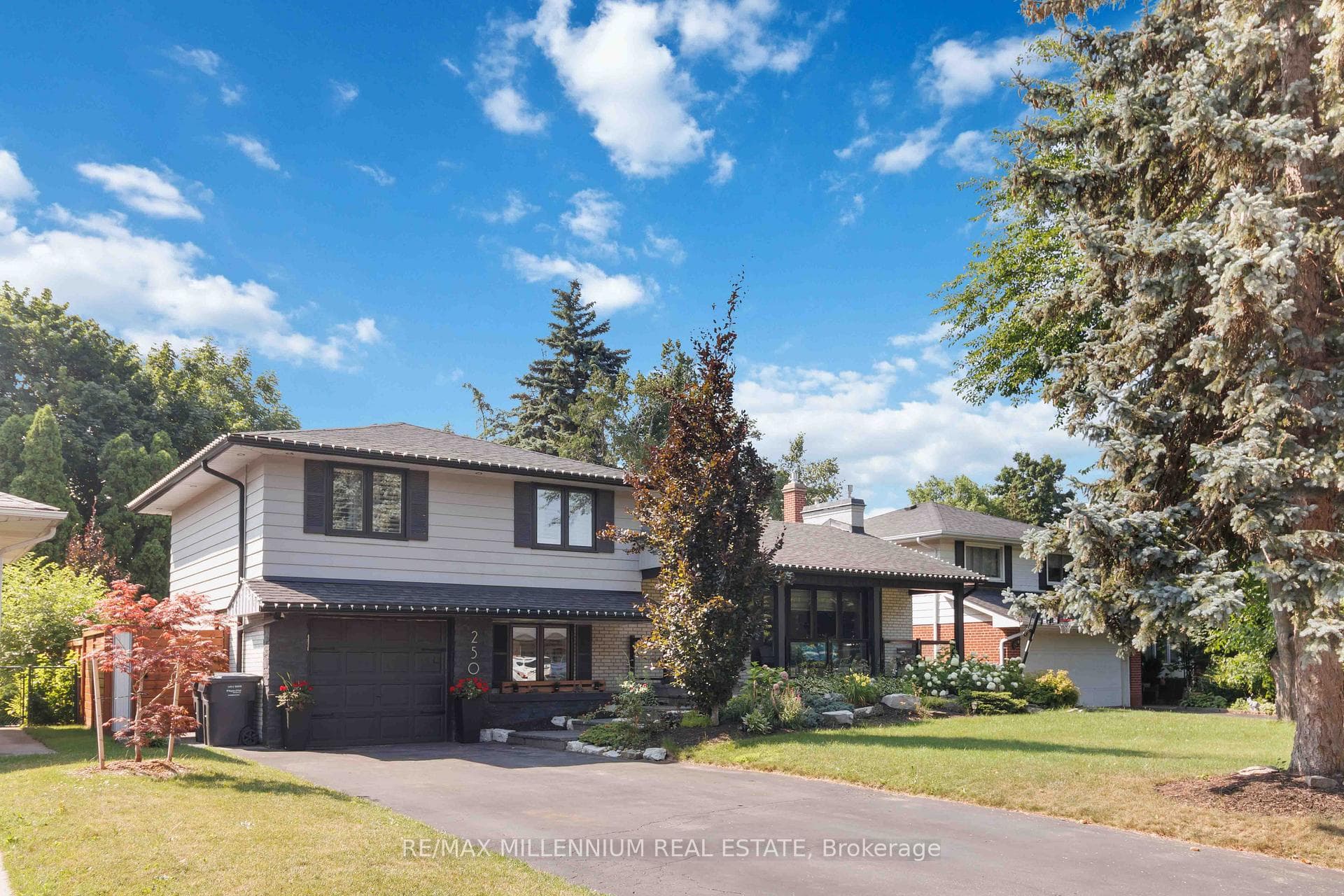 250 Daphne Avenue, Mississauga, ON L5A 1M6 - Photo 1